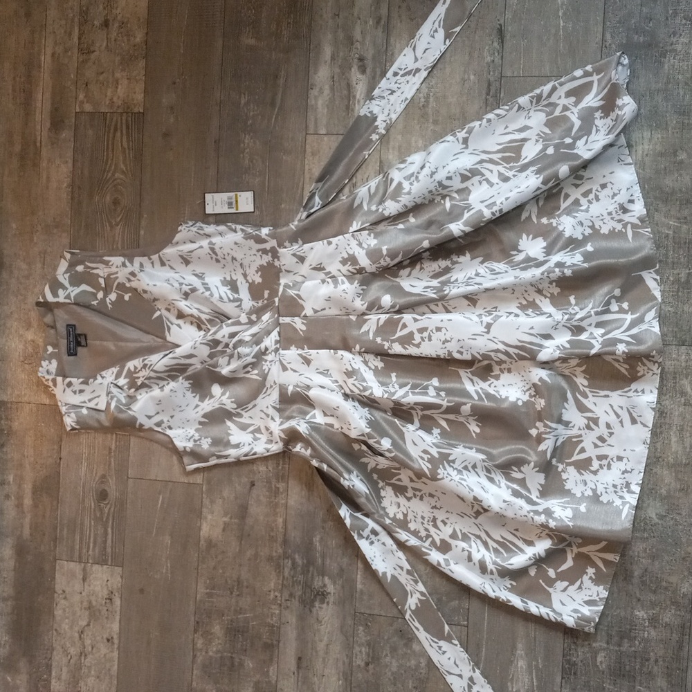 NEW lovely floral Jessica Howard size 14 dress